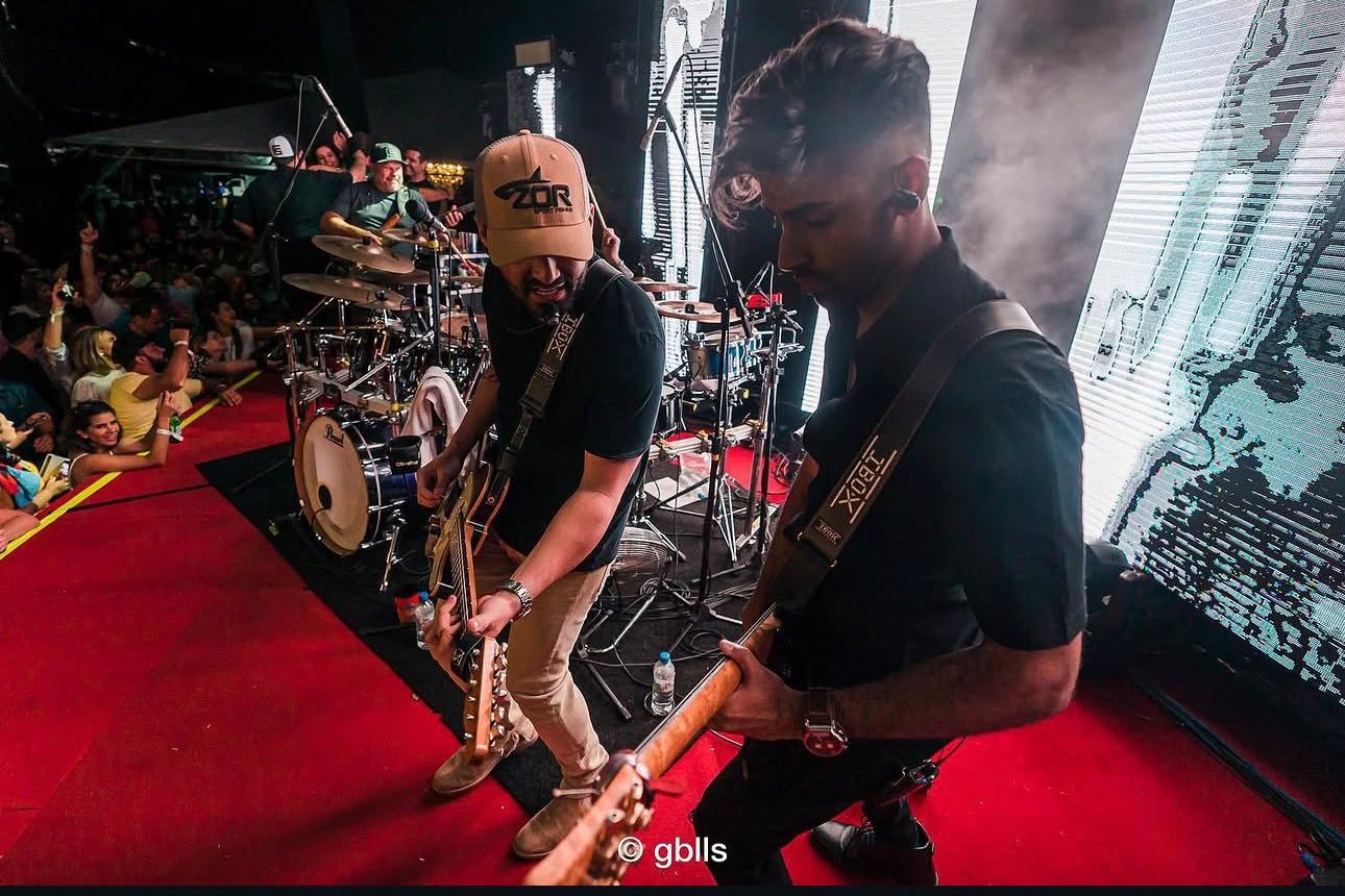 Euller tocando guitarra no palco