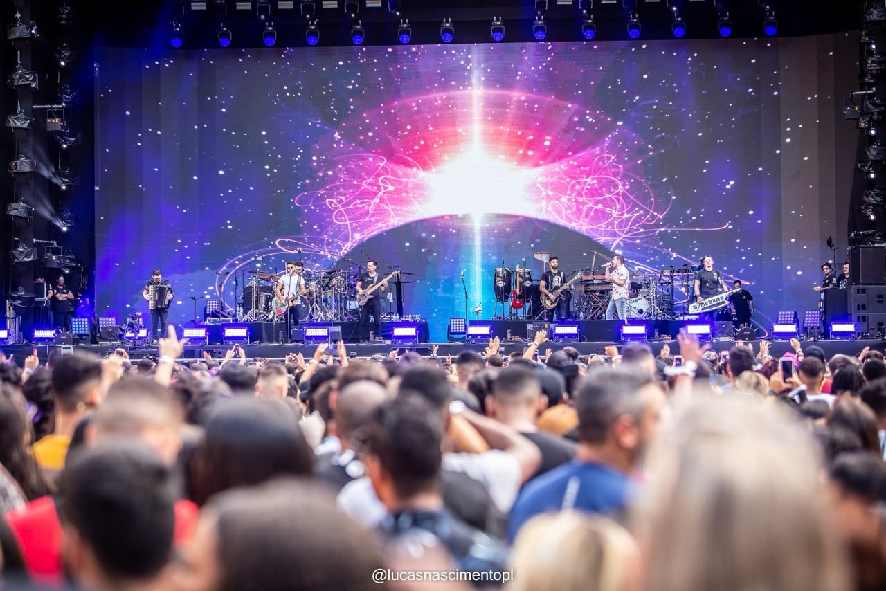 Show da turnê 15 anos com o público em primeiro plano